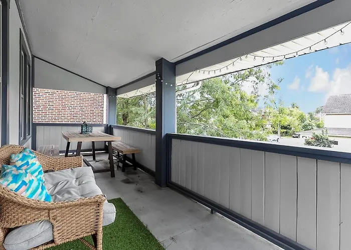 Holiday home Chic 2br Near Dt, 8 Min Walk To Park&conservatory