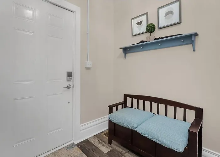 Holiday home Chic 2br Near Dt, 8 Min Walk To Park&conservatory