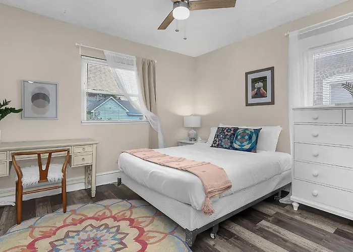 Chic 2br Near Dt, 8 Min Walk To Park&conservatory Holiday home