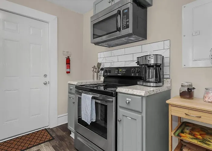 Holiday home Chic 2br Near Dt, 8 Min Walk To Park&conservatory *